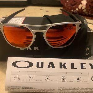 Oakley latch alpha. Brand new. Unworn. They just don’t fit my face